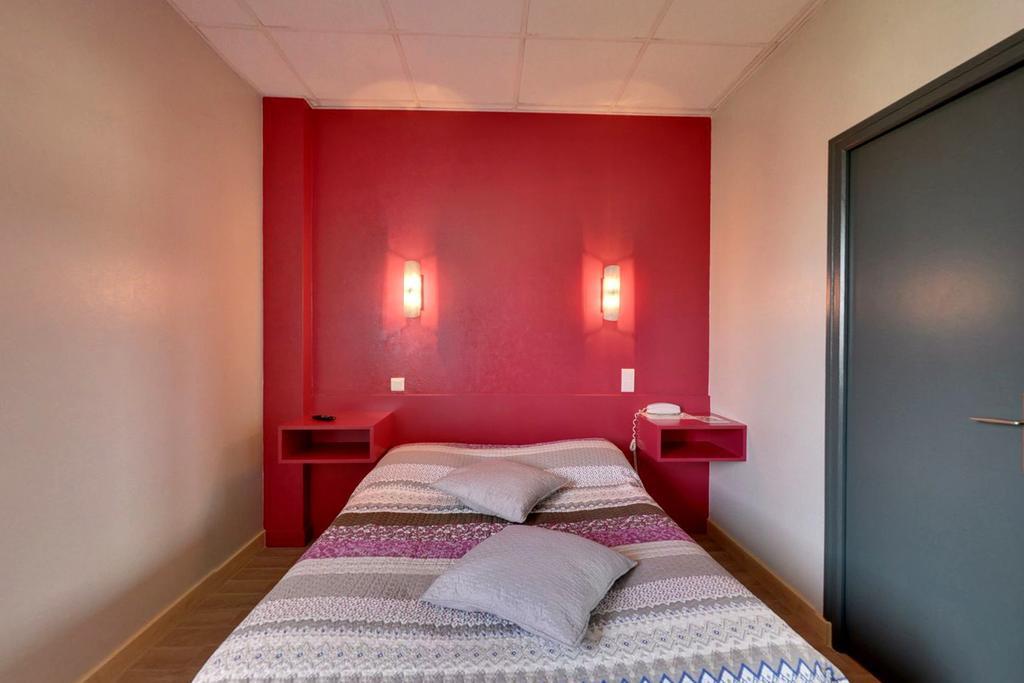 Logis Auberge Des Vieux Chenes Malemort Exterior foto